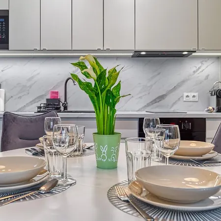 Z Basenem I Saunami Stone Hill Ii Vip Centrum By Royal Aparts